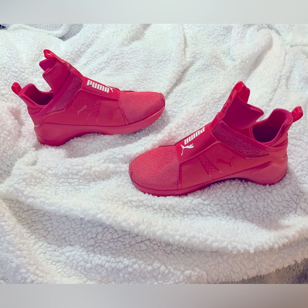 Women’s 7.5 Puma Sneakers